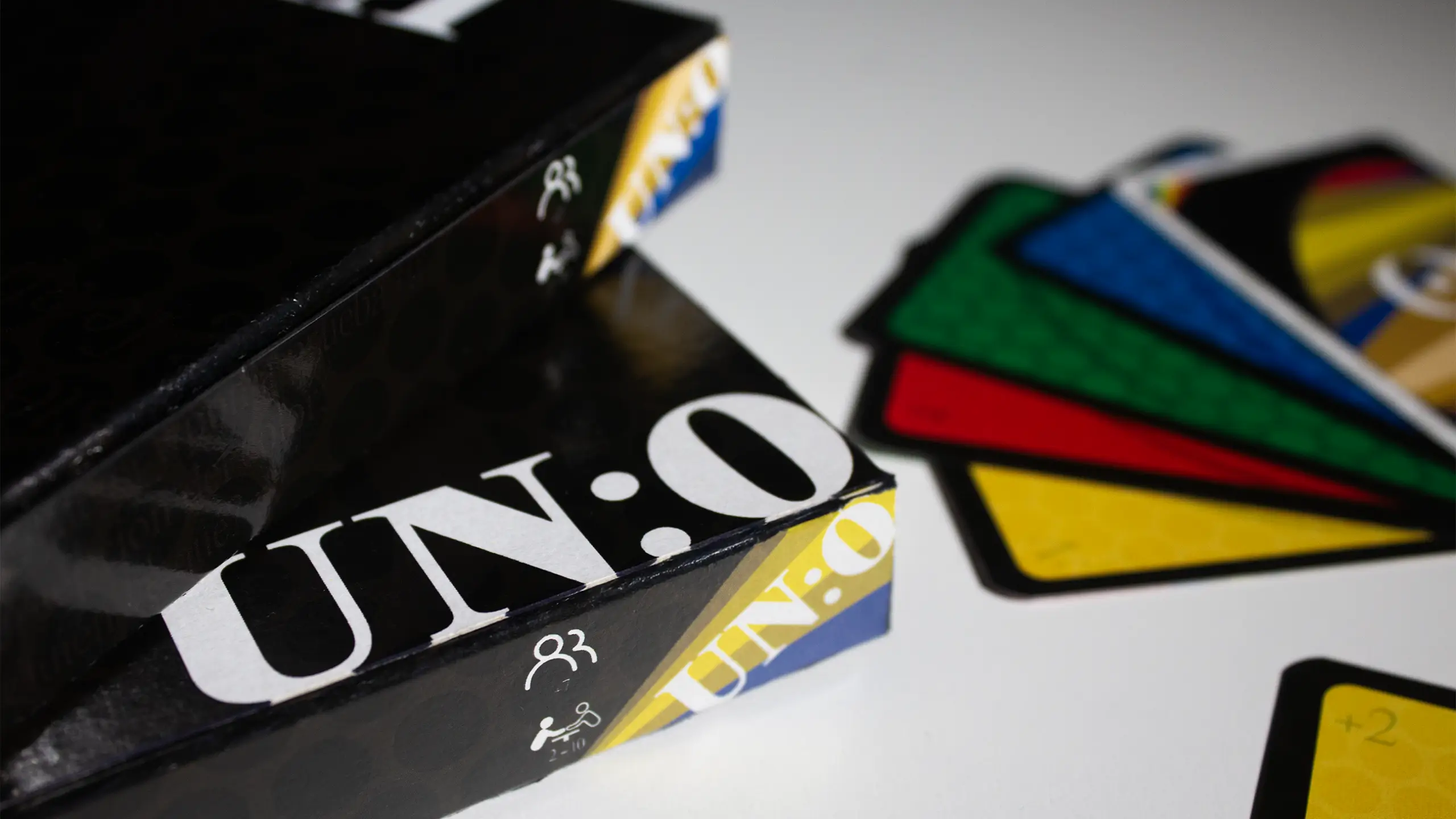 Muestra detallada del logo de UNO personalizado en el packaging de la nueva baraja